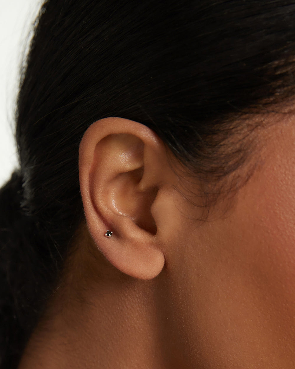 Covetear Black Petit Solitaire Cartilage Earring#material_14k_White_Gold